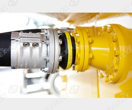 Connection aircraft refueller to flanged hose assembly