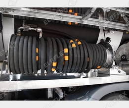 L.P. Gas road tanker: long hose reel, LPG 32 hose assembly